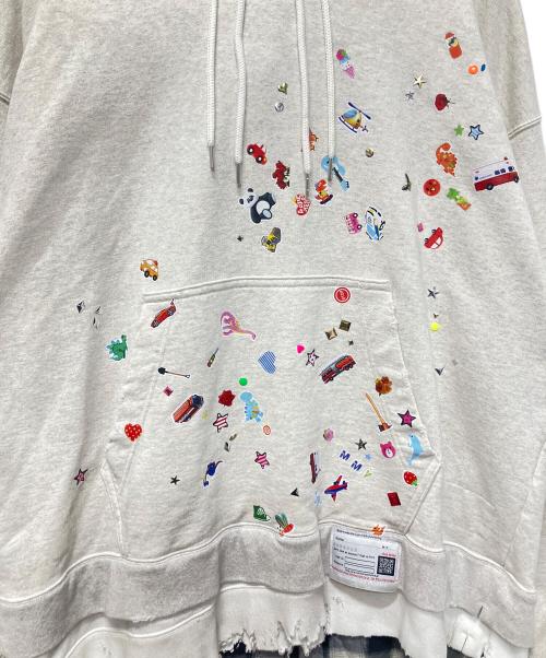 Maison MIHARA YASUHIRO（メゾン ミハラ ヤスヒロ）Maison MIHARA YASUHIRO (メゾン ミハラ ヤスヒロ) 25SS Triple Layered Hoodie/Kids Sticker Printed Hoodie アイボリー サイズ:48の古着・服飾アイテム