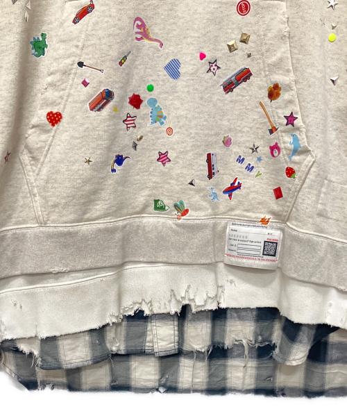 Maison MIHARA YASUHIRO（メゾン ミハラ ヤスヒロ）Maison MIHARA YASUHIRO (メゾン ミハラ ヤスヒロ) 25SS Triple Layered Hoodie/Kids Sticker Printed Hoodie アイボリー サイズ:48の古着・服飾アイテム