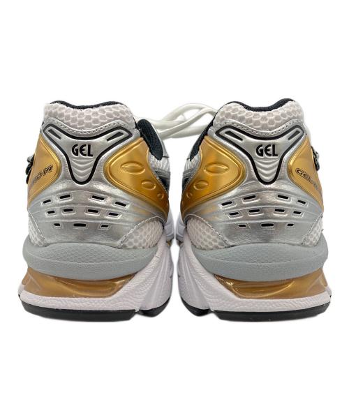 asics（アシックス）asics (アシックス) スニーカー ホワイト/ブラック/ゴールド サイズ:26の古着・服飾アイテム