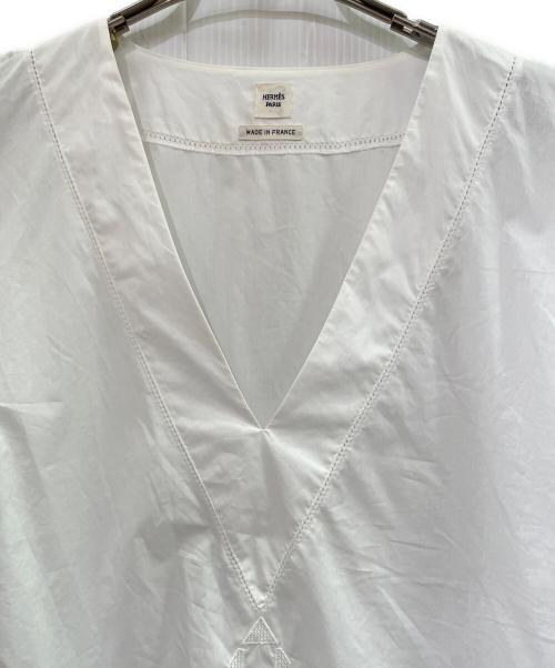 HERMES（エルメス）HERMES (エルメス) V-Neck H Logo Embroidered Blouse Vネック H刺繍ブラウス ホワイト サイズ:38の古着・服飾アイテム