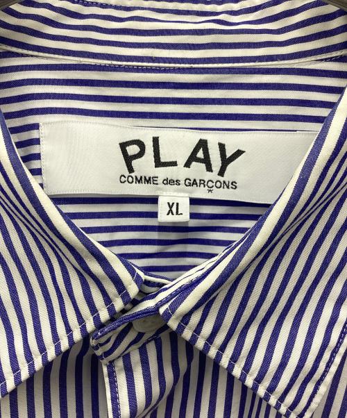 PLAY COMME des GARCONS（プレイコムデギャルソン）PLAY COMME des GARCONS (プレイコムデギャルソン) Stripe Shirt With Black Emblem Pattern ブルー サイズ:XLの古着・服飾アイテム