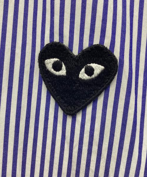 PLAY COMME des GARCONS（プレイコムデギャルソン）PLAY COMME des GARCONS (プレイコムデギャルソン) Stripe Shirt With Black Emblem Pattern ブルー サイズ:XLの古着・服飾アイテム