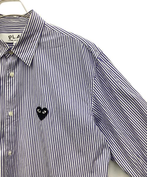 PLAY COMME des GARCONS（プレイコムデギャルソン）PLAY COMME des GARCONS (プレイコムデギャルソン) Stripe Shirt With Black Emblem Pattern ブルー サイズ:XLの古着・服飾アイテム