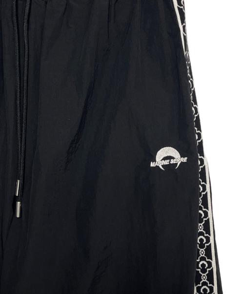 MARINE SERRE（マリーンセル）marine serre (マリーンセル) ロゴ刺繍サイドライン ナイロントラックパンツ ブラック サイズ:Sの古着・服飾アイテム
