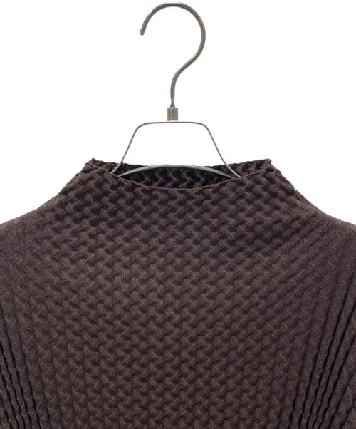 ISSEY MIYAKE（イッセイミヤケ）ISSEY MIYAKE (イッセイミヤケ) ハイネックプリーツカットソー ブラウン サイズ:2の古着・服飾アイテム