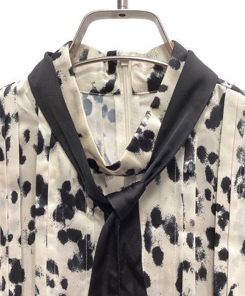 allureville（アルアバイル）allureville (アルアバイル) OFFICINAプリーツフレアワンピース アイボリー サイズ:2の古着・服飾アイテム