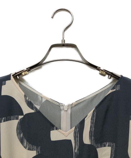 allureville（アルアバイル）allureville (アルアバイル) モダンジオメトリックプリントワンピース グレー サイズ:2の古着・服飾アイテム