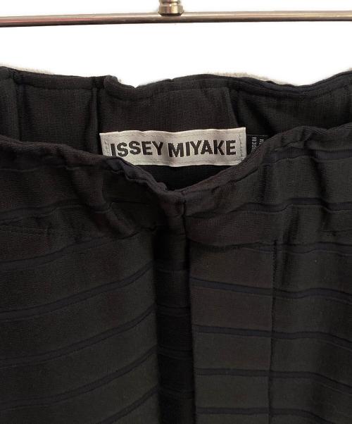 ISSEY MIYAKE（イッセイミヤケ）ISSEY MIYAKE (イッセイミヤケ) ボーダープリーツイージーパンツ ブラック サイズ:3の古着・服飾アイテム