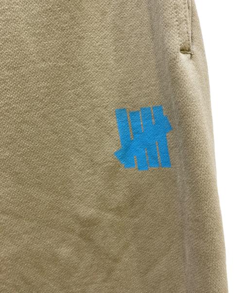 UNDEFEATED（アンディフィーテッド）UNDEFEATED (アンディフィーテッド) スウェットハーフパンツ ベージュ サイズ:Mの古着・服飾アイテム