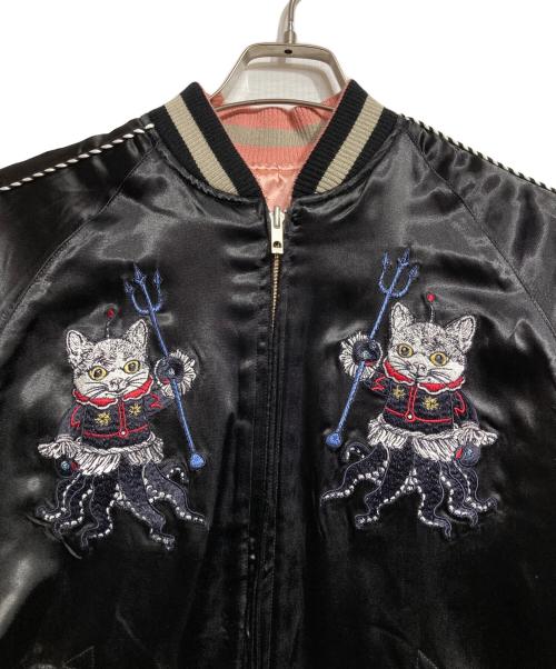 Yuko Higuchi（ユウコ ヒグチ）Yuko Higuchi (ユウコ ヒグチ) スカジャン 猫風神雷神図/Souvenir Jacket ブラック×ピンク サイズ:Mの古着・服飾アイテム