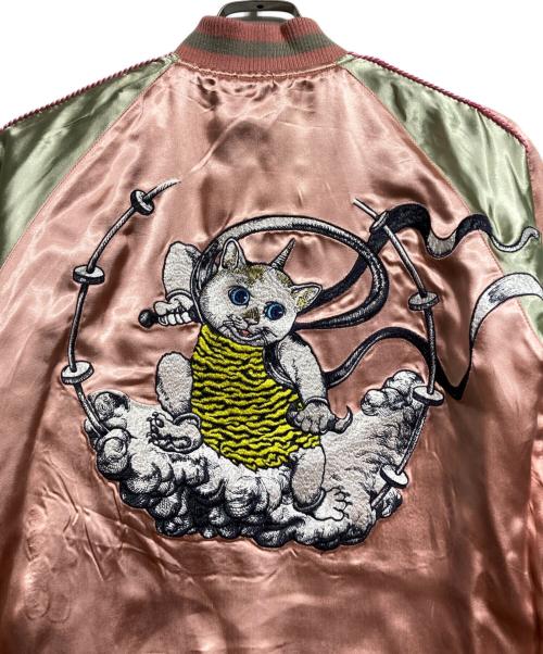 Yuko Higuchi（ユウコ ヒグチ）Yuko Higuchi (ユウコ ヒグチ) スカジャン 猫風神雷神図/Souvenir Jacket ブラック×ピンク サイズ:Mの古着・服飾アイテム
