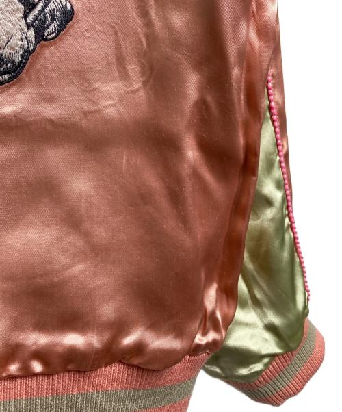 Yuko Higuchi（ユウコ ヒグチ）Yuko Higuchi (ユウコ ヒグチ) スカジャン 猫風神雷神図/Souvenir Jacket ブラック×ピンク サイズ:Mの古着・服飾アイテム