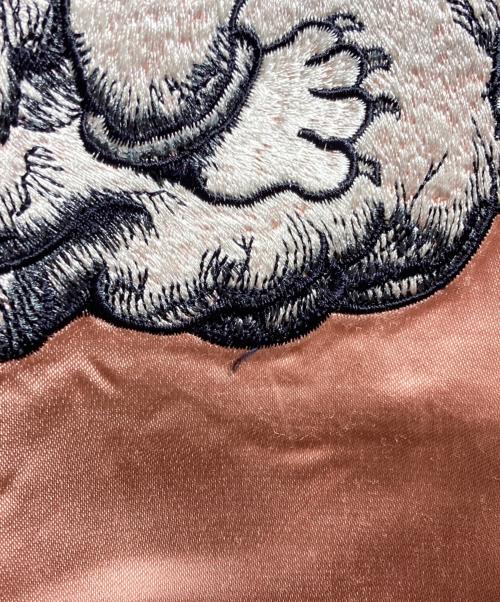 Yuko Higuchi（ユウコ ヒグチ）Yuko Higuchi (ユウコ ヒグチ) スカジャン 猫風神雷神図/Souvenir Jacket ブラック×ピンク サイズ:Mの古着・服飾アイテム