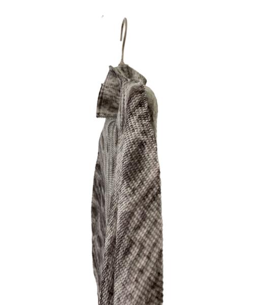 me ISSEY MIYAKE（ミーイッセイ ミヤケ）me ISSEY MIYAKE (ミーイッセイ ミヤケ) ニット柄プリーツカットソー グレー サイズ:Freeの古着・服飾アイテム