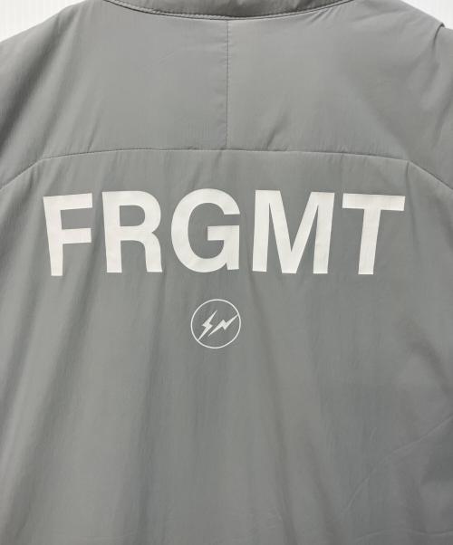 BURTON（バートン）BURTON (バートン) FRAGMENT DESIGN (フラグメントデザイン) AKヘリウムFRAGMENTベスト グレー サイズ:SIZE L 未使用品の古着・服飾アイテム