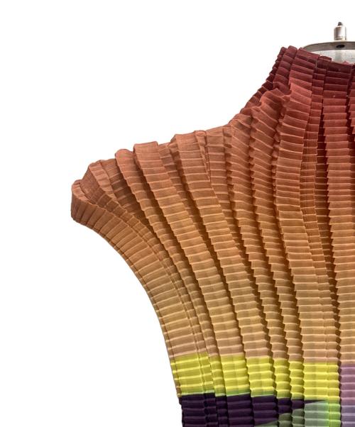 ISSEY MIYAKE（イッセイミヤケ）ISSEY MIYAKE (イッセイミヤケ) グラデーション プリーツノースリーブカットソー マルチカラー サイズ:Mの古着・服飾アイテム
