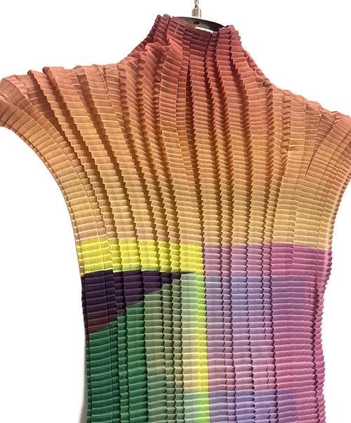 ISSEY MIYAKE（イッセイミヤケ）ISSEY MIYAKE (イッセイミヤケ) グラデーション プリーツノースリーブカットソー マルチカラー サイズ:Mの古着・服飾アイテム