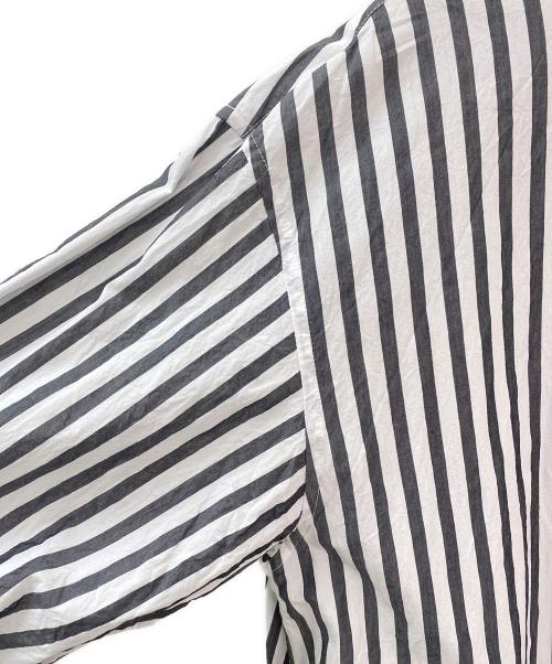 L'appartement（アパルトモン）L'appartement (アパルトモン) FABRICA STRIPE SHIRT ONEPIECE ホワイト×グレー サイズ:Freeの古着・服飾アイテム