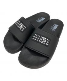 MM6 Maison Margiela（エムエムシックスメゾンマルジェラ）の古着「ナンバリングロゴスライドサンダル」｜ブラック