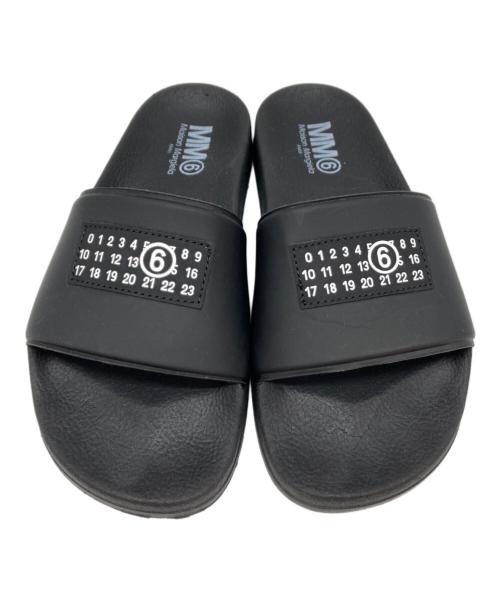 MM6 Maison Margiela（エムエムシックスメゾンマルジェラ）MM6 Maison Margiela (エムエムシックスメゾンマルジェラ) ナンバリングロゴスライドサンダル ブラック サイズ:37の古着・服飾アイテム
