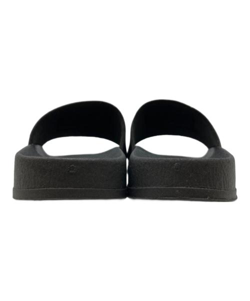 MM6 Maison Margiela（エムエムシックスメゾンマルジェラ）MM6 Maison Margiela (エムエムシックスメゾンマルジェラ) ナンバリングロゴスライドサンダル ブラック サイズ:37の古着・服飾アイテム