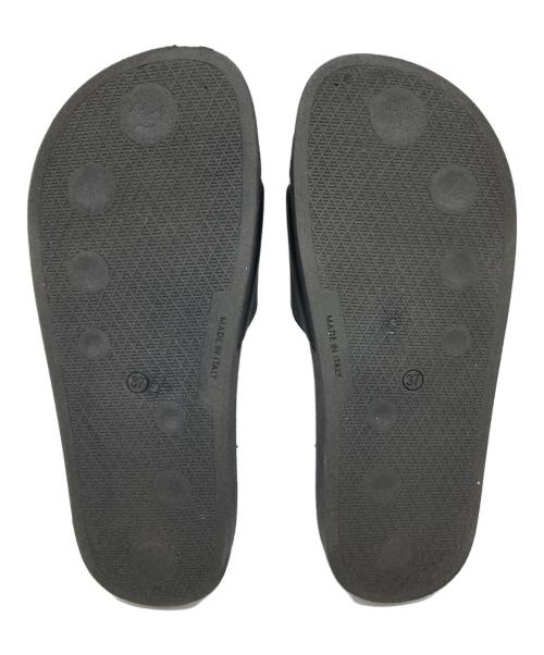 MM6 Maison Margiela（エムエムシックスメゾンマルジェラ）MM6 Maison Margiela (エムエムシックスメゾンマルジェラ) ナンバリングロゴスライドサンダル ブラック サイズ:37の古着・服飾アイテム