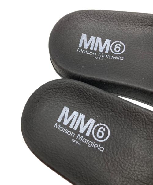 MM6 Maison Margiela（エムエムシックスメゾンマルジェラ）MM6 Maison Margiela (エムエムシックスメゾンマルジェラ) ナンバリングロゴスライドサンダル ブラック サイズ:37の古着・服飾アイテム