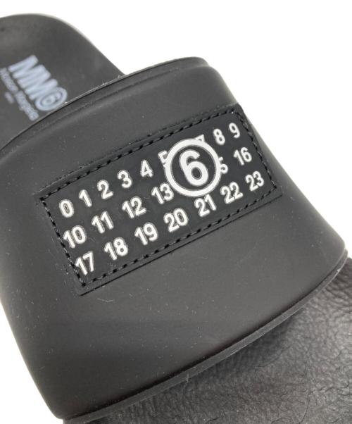 MM6 Maison Margiela（エムエムシックスメゾンマルジェラ）MM6 Maison Margiela (エムエムシックスメゾンマルジェラ) ナンバリングロゴスライドサンダル ブラック サイズ:37の古着・服飾アイテム