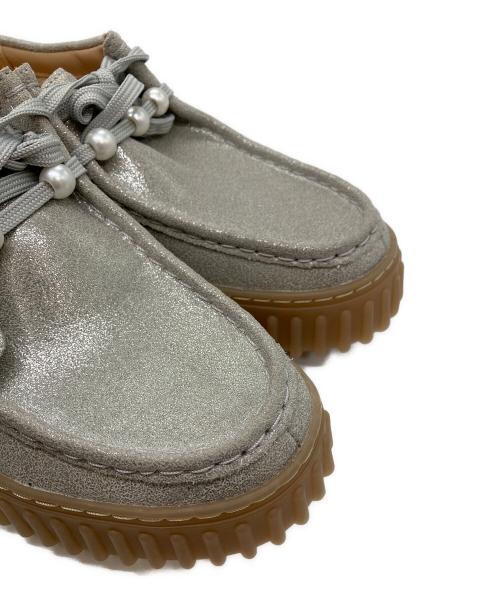 CLARKS（クラークス）CLARKS (クラークス) Torhill Bee シルバー サイズ:UK6の古着・服飾アイテム