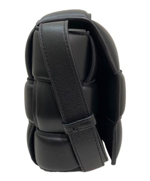 BOTTEGA VENETA（ボッテガベネタ）BOTTEGA VENETA (ボッテガベネタ) パデッド カセット ショルダーバッグ ブラックの古着・服飾アイテム