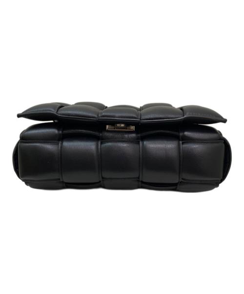 BOTTEGA VENETA（ボッテガベネタ）BOTTEGA VENETA (ボッテガベネタ) パデッド カセット ショルダーバッグ ブラックの古着・服飾アイテム