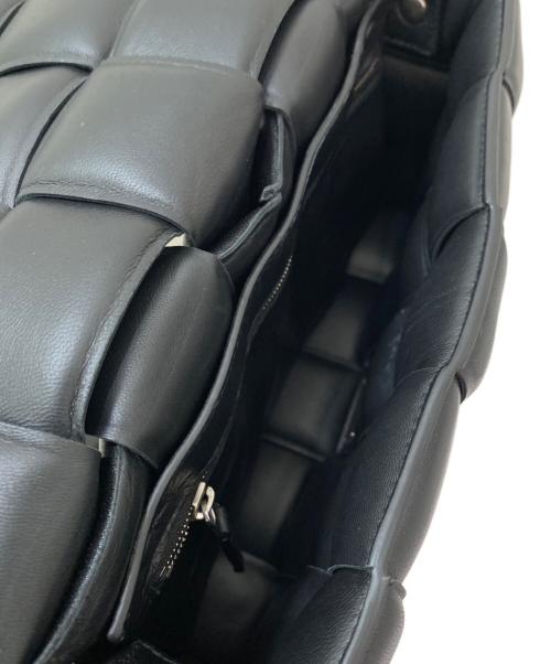 BOTTEGA VENETA（ボッテガベネタ）BOTTEGA VENETA (ボッテガベネタ) パデッド カセット ショルダーバッグ ブラックの古着・服飾アイテム