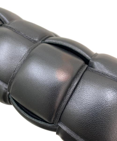 BOTTEGA VENETA（ボッテガベネタ）BOTTEGA VENETA (ボッテガベネタ) パデッド カセット ショルダーバッグ ブラックの古着・服飾アイテム