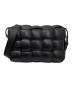 BOTTEGA VENETA (ボッテガベネタ) パデッド カセット ショルダーバッグ ブラック：170000円