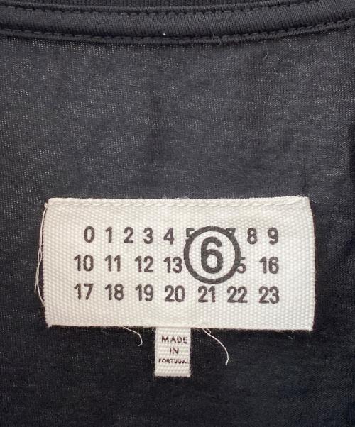 MM6 Maison Margiela（エムエムシックスメゾンマルジェラ）MM6 Maison Margiela (エムエムシックスメゾンマルジェラ) バーシティプリントTシャツ ブラック サイズ:Mの古着・服飾アイテム