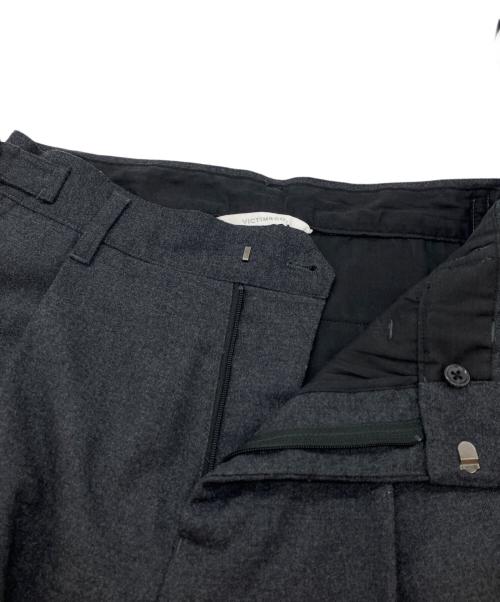 VICTIM（ヴィクティム）VICTIM (ヴィクティム) セットアップバギースラックス チャコールグレー サイズ:SIZE Mの古着・服飾アイテム