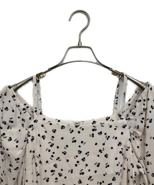 FRAY ID（フレイ アイディー）FRAY ID (フレイ アイディー) フルーツプリント2WAYオフショルワンピース アイボリー サイズ:1の古着・服飾アイテム