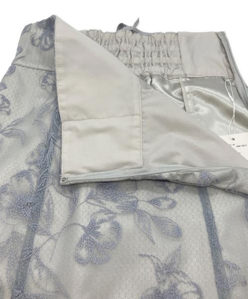 MERCURY DUO（マーキュリーデュオ）MERCURY DUO (マーキュリーデュオ) ラインフラワーバックレースアップ刺繍スカート ブルー サイズ:SIZE S 未使用品の古着・服飾アイテム