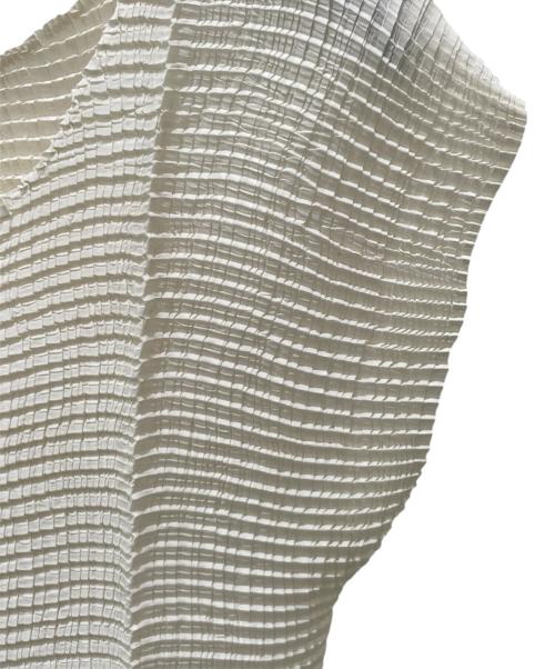 ISSEY MIYAKE（イッセイミヤケ）ISSEY MIYAKE (イッセイミヤケ) プリーツブラウス アイボリー サイズ:2の古着・服飾アイテム
