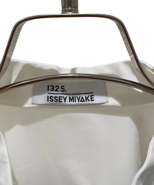 132 5. ISSEY MIYAKE（132 5. イッセイ ミヤケ）132 5. ISSEY MIYAKE (132 5. イッセイ ミヤケ) TRAPEZOID SHIRT ホワイト サイズ:3の古着・服飾アイテム