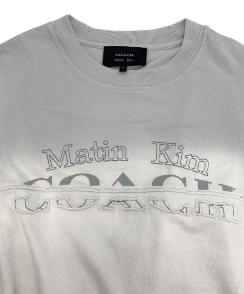 COACH（コーチ）COACH (コーチ) Matin Kim (マーティン・キム) ラージ フィット Tシャツ グレー サイズ:FREEの古着・服飾アイテム