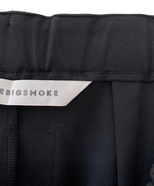 COGTHEBIGSMOKE（コグザビッグスモーク）COGTHEBIGSMOKE (コグザビッグスモーク) 接触冷感ツーウェイストレッチ タックヘム トラウザーパンツ ブラック サイズ:Freeの古着・服飾アイテム