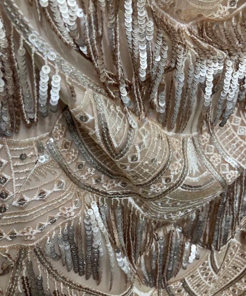 TADASHI SHOJI（タダシ ショージ）TADASHI SHOJI (タダシ ショージ) オフショル フリンジ ワンピース ベージュ サイズ:6 未使用品の古着・服飾アイテム