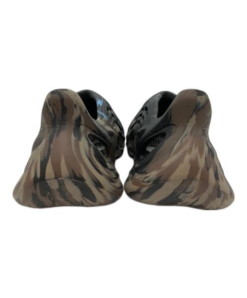 adidas（アディダス）adidas (アディダス) YEEZY Foam Runner ブラック×ブラウン×ブル― サイズ:27.5㎝の古着・服飾アイテム