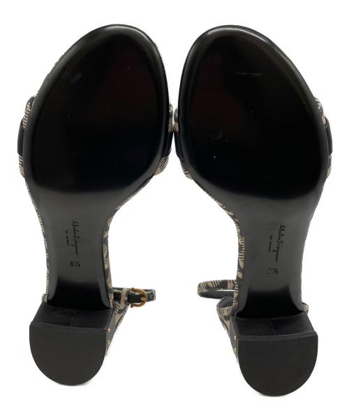 Salvatore Ferragamo（サルヴァトーレ フェラガモ）Salvatore Ferragamo (サルヴァトーレ フェラガモ) COMO 30 Tサンダル アイボリー サイズ:8 1/2の古着・服飾アイテム
