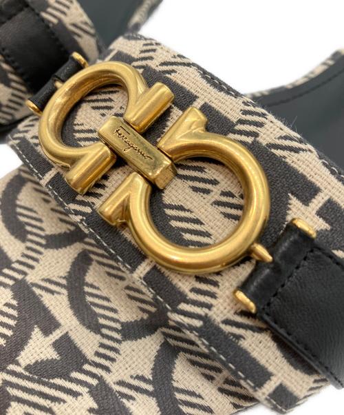 Salvatore Ferragamo（サルヴァトーレ フェラガモ）Salvatore Ferragamo (サルヴァトーレ フェラガモ) COMO 30 Tサンダル アイボリー サイズ:8 1/2の古着・服飾アイテム