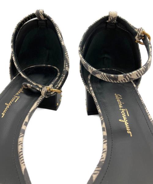 Salvatore Ferragamo（サルヴァトーレ フェラガモ）Salvatore Ferragamo (サルヴァトーレ フェラガモ) COMO 30 Tサンダル アイボリー サイズ:8 1/2の古着・服飾アイテム