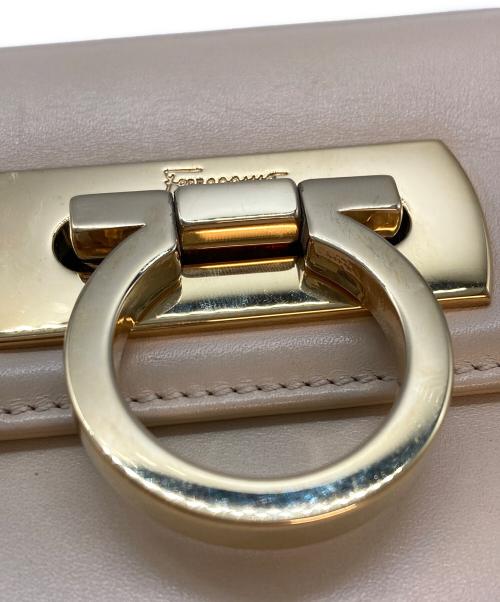 Salvatore Ferragamo（サルヴァトーレ フェラガモ）Salvatore Ferragamo (サルヴァトーレ フェラガモ) 2WAYハンドバッグ ベージュの古着・服飾アイテム