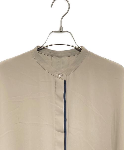 icB（アイシービー）icB (アイシービー) BackSatinAmunzen 5分袖バンドカラーブラウス ベージュ サイズ:Sの古着・服飾アイテム