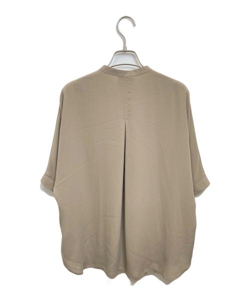 icB（アイシービー）icB (アイシービー) BackSatinAmunzen 5分袖バンドカラーブラウス ベージュ サイズ:Sの古着・服飾アイテム
